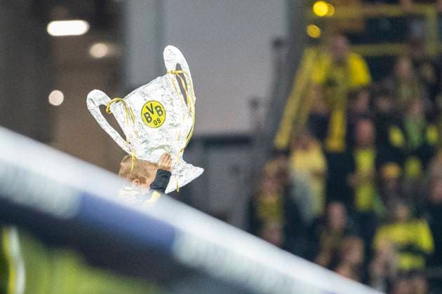 Sport Bilder des Tages UEFA Champions League, Borussia Dortmund - AC Mailand, 04.10.2023 Ein junger Fan mit selbstgebasteltem Pokal. , UEFA Champions League, Borussia Dortmund - AC Mailand, 2. Gruppenspiel, am 4.10.2023, Signal Iduna Park, Dortmund UEFA regulations prohibit any use of photographs as image sequences and or quasi-video Copyright: xBEAUTIFULxSPORTS Meuselx