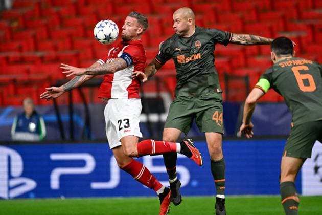 Royal Antwerp FC v FC Shakhtar Donetsk - UEFA Champions League DEURNE, BELGIUM - OCTOBER 04 : Alderweireld Toby defender of Antwerp FC and Yaroslav Rakitskyy defender of Shakhtar Donetsk during the UEFA Champions League group H match between Royal Antwerp FC and FC Shakhtar Donetsk on October 4, 2023 in Deurne, Belgium, 04 10 2023 Deurne Belgium  Copyright: xPeterxDexVoechtx