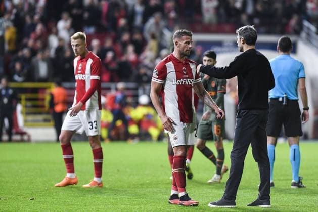 Antwerp s Toby Alderweireld and Antwerp s head coach Mark van Bommel look dejected after losing a soccer game between Belgian soccer team Royal Antwerp FC and Ukrainian club Shakhtar Donetsk, on Wednesday 04 October 2023 in Antwerp, on day two of the Champions League group stage, in the group H. TOM GOYVAERTS TomxGoyvaerts  x76295296x