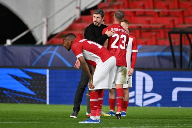 231004 Royal Antwerp FC vc FK Shakhtar Donetsk Mark Van Bommel, head coach of Antwerp, with Toby Alderweireld of Antwerp after a football game between Royal Antwerp FC and FK Shakhtar Donetsk on day 2 in Group H of the UEFA Champions League season 2023-2024 competition on October 4, 2023 in Antwerp, Belgium. (Photo by Maarten Straetemans Isosport) ANTWERP BELGIUM  Copyright: xx 408852