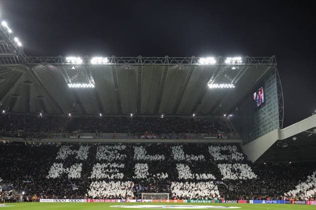 UEFA Champions League Newcastle United v Paris Saint-Germain Newcastle United fans with a tifo display during the UEFA Champions League match Newcastle United vs Paris Saint-Germain at St. James s Park, Newcastle, United Kingdom, 4th October 2023 (Photo by Mark Cosgrove News Images) Newcastle St. James s Park Tyne and Wear United Kingdom Copyright: xMarkxCosgrove NewsxImagesx