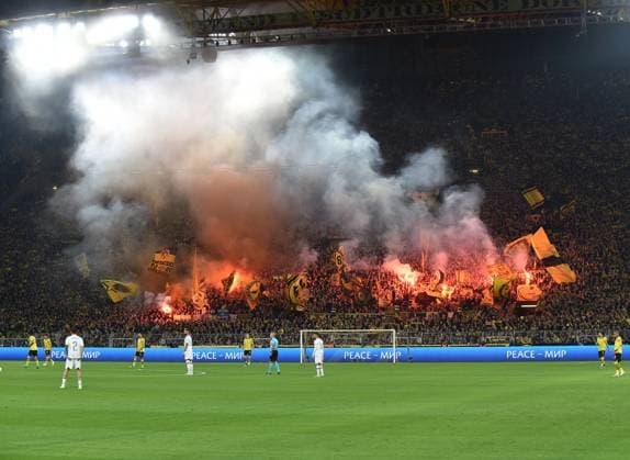 04.10.2023, Dortmund, Germany, Signal-Iduna-Park, Borussia Dortmund vs AC Milan - UEFA Champions League 2023 2024 - Group F, Fans Borussia Dortmund Fans mit Pyrotechnik (Foto Ralf Treese) Dortmund Signal-Iduna-Park North Rhine-Westphalia Germany