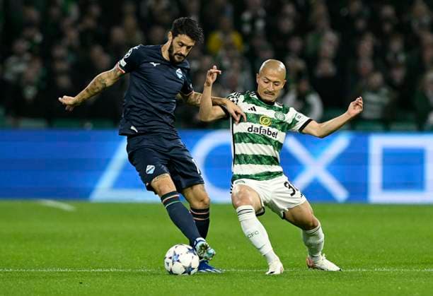 Celtic FC v SS Lazio: Group E - UEFA Champions League 2023 24 Luis Alberto of SS Lazio and Daizen Maeda of Celtic challenge during the UEFA Champions League match between Celtic FC and SS Lazio at Celtic Park Stadium on October 04, 2023 in Glasgow, Scotland. Glasgow Celtic Park Stadium Glasgow Scotland Copyright: xGreigxCowie Sportsphoto APLx 13956101
