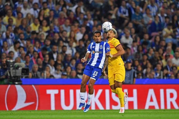 Estadio do Dragao Wenderson Galeno of Porto competes with Ronald Araujo of Barcelona, during the match between Porto and Barcelona, in the 2nd round of Group H of the UEFA Champions League 2023 2024 at Estadio do Dragao this Wednesday, 04. 30761 (Daniel Castro SPP) Copyright: xDanielxCastrox xSPPx spp-en-DaCa-DVC_2386