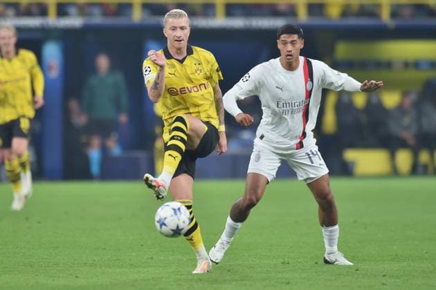 Champions League - Borussia Dortmund - AC Mailand am 04.10.2023 im Signal Iduna Park in Dortmund Marco Reus (Dortmund) im Zweikampf gegen Tijjani Reijnders (AC Milan)