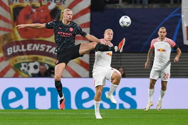 Fussball, Herren, Saison 2023 2024, UEFA Champions League (Gruppe G, 2. Spieltag), RB Leipzig - Manchester City, v. l. Erling Haaland (Manchester City) und Xaver Schlager (RB Leipzig) im Zweikampf, battle for the ball, 04.10. 2023, Copyright: xSebastianxRäppold MatthiasxKochx