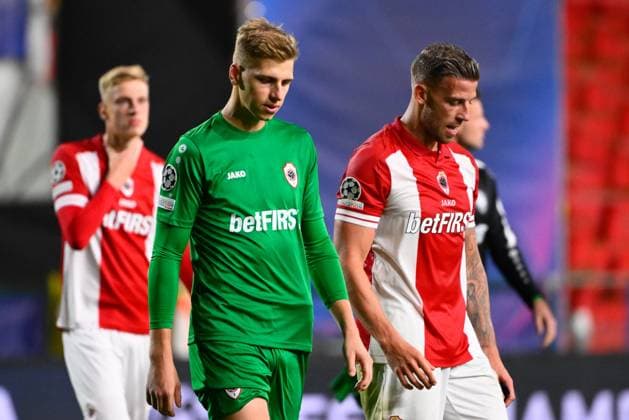 Royal Antwerp FC v FC Shakhtar Donetsk - UEFA Champions League DEURNE, BELGIUM - OCTOBER 04 : Butez Jean goalkeeper of Antwerp FC and Alderweireld Toby defender of Antwerp FC during the UEFA Champions League group H match between Royal Antwerp FC and FC Shakhtar Donetsk on October 4, 2023 in Deurne, Belgium, 4 10 2023 Deurne Belgium  Copyright: xVincentxKalutx