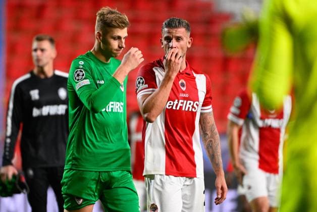 Royal Antwerp FC v FC Shakhtar Donetsk - UEFA Champions League DEURNE, BELGIUM - OCTOBER 04 : Butez Jean goalkeeper of Antwerp FC and Alderweireld Toby defender of Antwerp FC during the UEFA Champions League group H match between Royal Antwerp FC and FC Shakhtar Donetsk on October 4, 2023 in Deurne, Belgium, 4 10 2023 Deurne Belgium  Copyright: xVincentxKalutx