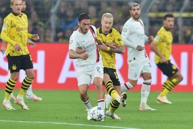 Champions League - Borussia Dortmund - AC Mailand am 04.10.2023 im Signal Iduna Park in Dortmund Davide Calabria (AC Milan) im Zweikampf gegen Marco Reus (Dortmund)