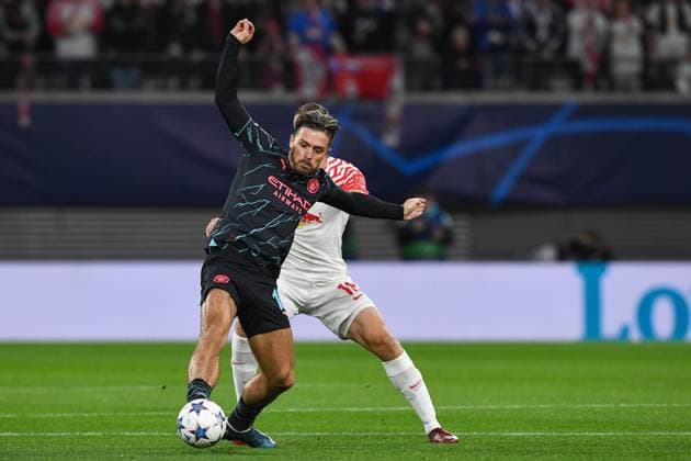 Fussball, Herren, Saison 2023 2024, UEFA Champions League (Gruppe G, 2. Spieltag), RB Leipzig - Manchester City, v. l. Jack Grealish (Manchester City) und Lukas Klostermann (RB Leipzig) im Zweikampf, battle for the ball, 04.10. 2023, Copyright: xSebastianxRäppold MatthiasxKochx