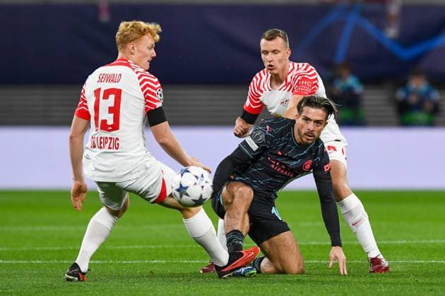 Fussball, Herren, Saison 2023 2024, UEFA Champions League (Gruppe G, 2. Spieltag), RB Leipzig - Manchester City, v. l. Nicolas Seiwald (RB Leipzig), Jack Grealish (Manchester City) und Lukas Klostermann (RB Leipzig) im Zweikampf, battle for the ball, 04.10. 2023, Copyright: xSebastianxRäppold MatthiasxKochx