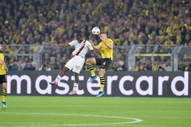 Champions League - Borussia Dortmund - AC Mailand am 04.10.2023 im Signal Iduna Park in Dortmund Yunus Musah (AC Milan) im Zweikampf gegen Nico Schlotterbeck (Dortmund).