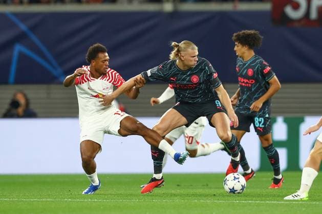 04.10.2023, xtgx, Fussball UEFA Champions League, RB Leipzig - Manchester City emspor, v.l. Lois Openda (Leipzig, 17), Erling Haarland (Manchester City, 9) Zweikampf, Duell, Kampf, tackle (DFL DFB REGULATIONS PROHIBIT ANY USE OF PHOTOGRAPHS as IMAGE SEQUENCES and or QUASI-VIDEO) Leipzig