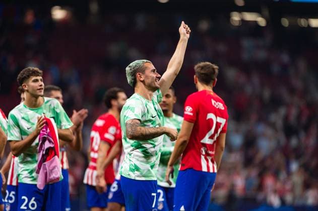 Champions League: Atletico Madrid vs Feyenoord Antoine Griezmann (Atletico Madrid) greets the fans at the end of the football match of Uefa Champions League between Atletico Madrid vs Feyenoord played at Civitas Metropolitano stadium on October 04, 2023 in Madrid, Spain Madrid Estadio Civitas Metropolitano Madrid Spain Copyright: xAlbertoxGardinx AGardin_20231004_football_Champions_Atletico Madrid vs Feyenoord_0156