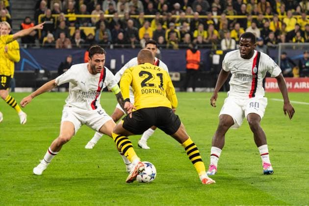 GER, Champions League BV Borussia Dortmund vs AC Mailand Milan 04.10.2023, Signal Iduna Park, Dortmund, GER, Champions League BV Borussia Dortmund vs AC Mailand Milan Im Bild: Donyell Malen (BV Borussia Dortmund, 21); Ganzkörper Ganzkoerper ; Ball am Fuss; Zweikampf zwischen Yunus Musah (AC Mailand Milan, 80) Davide Calabria (AC Mailand Milan, 2)