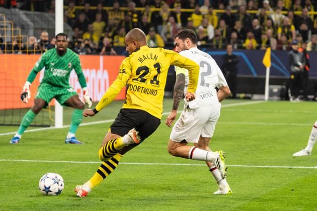 GER, Champions League BV Borussia Dortmund vs AC Mailand Milan 04.10.2023, Signal Iduna Park, Dortmund, GER, Champions League BV Borussia Dortmund vs AC Mailand Milan Im Bild: Donyell Malen (BV Borussia Dortmund, 21) Flanke; Ganzkörper Ganzkoerper ; Ball am Fuss; Davide Calabria (AC Mailand Milan, 2)