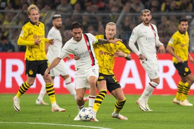GER, Champions League BV Borussia Dortmund vs AC Mailand Milan 04.10.2023, Signal Iduna Park, Dortmund, GER, Champions League BV Borussia Dortmund vs AC Mailand Milan Im Bild: Zweikampf zwischen Davide Calabria (AC Mailand Milan, 2) und Marco Reus (BV Borussia Dortmund, 11)