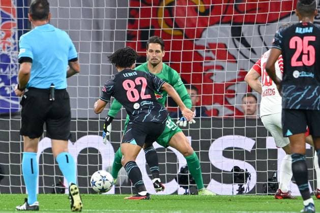 04.10.2023, Fussball, Champions League, 2. Spieltag, Saison 2023 2024, RB Leipzig - Manchester City , Rico Lewis (Manchester City), Torwart PÃ ter Gulacsi (RB Leipzig) xRHR-FOTO TKx Copyright: RHR-FOTOx RHR-FOTO TK