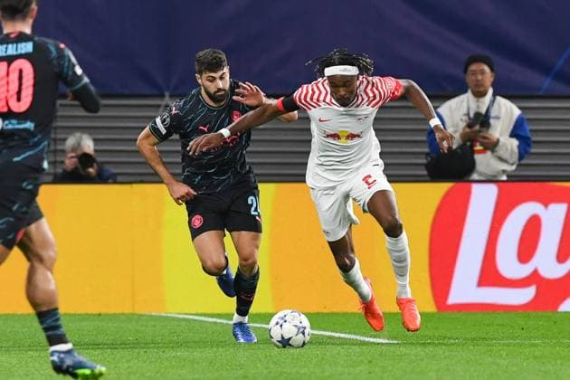Fussball, Herren, Saison 2023 2024, UEFA Champions League (Gruppe G, 2. Spieltag), RB Leipzig - Manchester City, v. l. Josko Gvardiol (Manchester City) und Mohamed Simakan (RB Leipzig) im Zweikampf, battle for the ball, 04.10. 2023, Copyright: xSebastianxRäppold MatthiasxKochx