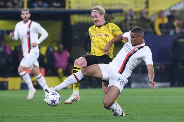 Fußball Champions Gruppenphase 2. Spieltag Borussia Dortmund - AC Mailand am 04.10.2023 im Signal Iduna Park in Dortmund Malick Thiaw ( Mailand ), vorne - Julian Brandt ( Dortmund ), hinten