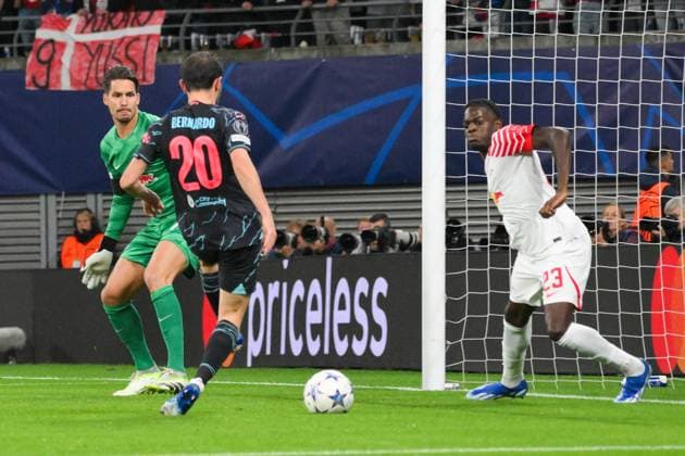 Bernardo Silva (Manchester City) Mitte, Castello Lukeba (RB Leipzig) re. und Janis Blaswich (Torwart, RB Leipzig) li. RB Leipzig vs. Manchester City, Fussball, Champions League, Vorrunde, 2. Spieltag, Saison 2023 2024, 04.10.2023 RB Leipzig vs. Manchester City, Fussball, Champions League, Vorrunde, 2. Spieltag, Saison 2023 2024, 04.10.2023 Leipzig Copyright: xEibner-Pressefoto BertxHarzerx EP_BHR