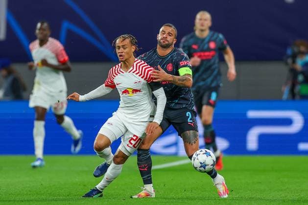 RB Leipzig - Manchester City Champions League Leipzig, 04.10.2023, Red Bull Arena, Fussball, Männer, Saison 2023 2024, UEFA Champions League, Gruppenphase, 2. Spieltag , RB Leipzig - Manchester City , Im Bild v.l.: Xavi Simons (RB Leipzig) und Kyle Walker (2, Manchester) ,