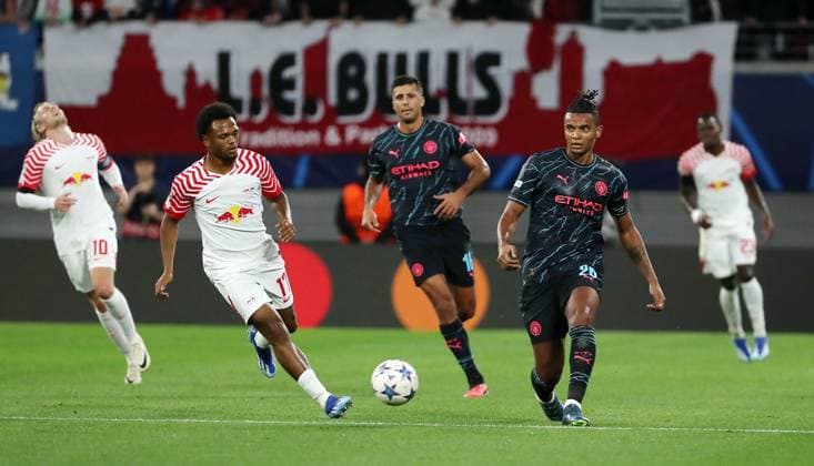 Lois Openda, Manuel Akanji Zweikampf Spielszene Aktion Fußball Fussball UEFA Champions League UCL Herren 2.Spieltag Saison 2023 2024 04.10.2023 Rasen Ballsport RB Leipzig RBL vs Manchester City DFL regulations prohibit any use of photographs as image sequences and or quasi-video.
