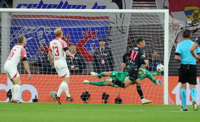 Phil Foden erzielt das Tor zum 0:1 gegen Torwart Janis Blaswich Zweikampf Spielszene Aktion Fußball Fussball UEFA Champions League UCL Herren 2.Spieltag Saison 2023 2024 04.10.2023 Rasen Ballsport RB Leipzig RBL vs Manchester City DFL regulations prohibit any use of photographs as image sequences and or quasi-video.