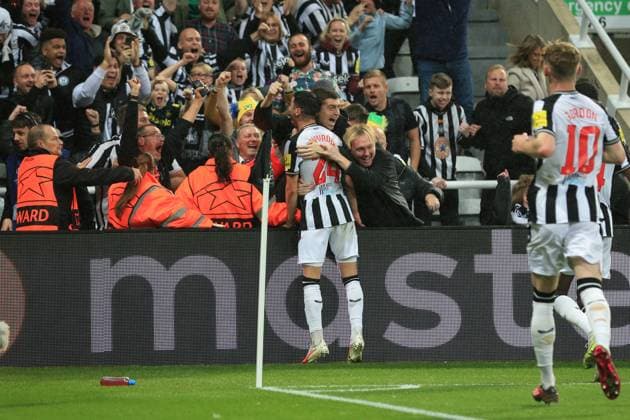 Newcastle United v Paris Saint-Germain 04 October 2023, Newcastle upon Tyne - UEFA Champion™s League football - Group F - Newcastle United v Paris Saint-Germain. Miguel Almiron of Newcastle United celebrates their first goal with the fans (photo by Daniel Chesterton) Newcastle upon Tyne UK Copyright: xDanielxChestertonxOffside