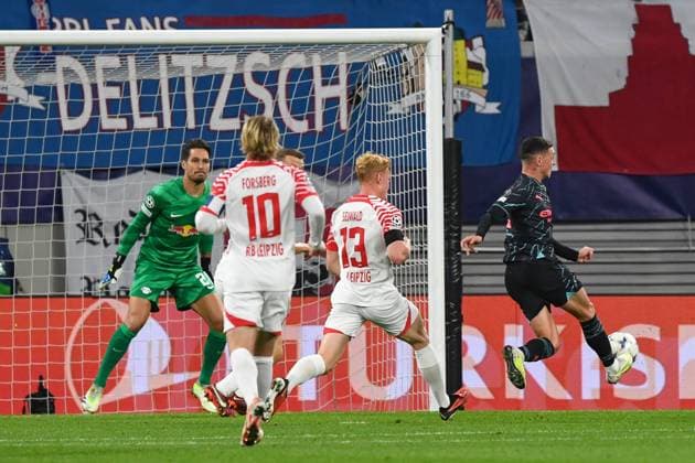 Sport Bilder des Tages Fussball, Herren, Saison 2023 2024, UEFA Champions League (Gruppe G, 2. Spieltag), RB Leipzig - Manchester City, v. l. Phil Foden (Manchester City) erzielt das Tor zum 0:1, 04.10. 2023, Copyright: xSebastianxRäppold MatthiasxKochx