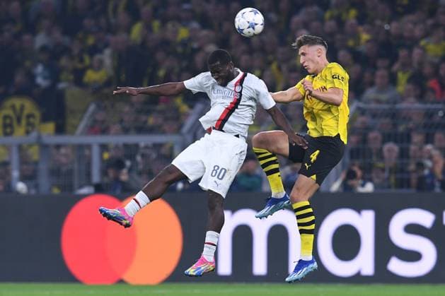 Fußball Champions Gruppenphase 2. Spieltag Borussia Dortmund - AC Mailand am 04.10.2023 im Signal Iduna Park in Dortmund Yunus Musah ( Mailand ), links - Nico Schlotterbeck ( Dortmund ), rechts