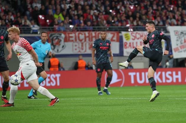04.10.2023, xtgx, Fussball UEFA Champions League, RB Leipzig - Manchester City emspor, v.l. Phil Foden (Manchester City, 47) Torschuss, schiesst den Ball aufs Tor, Schuss (DFL DFB REGULATIONS PROHIBIT ANY USE OF PHOTOGRAPHS as IMAGE SEQUENCES and or QUASI-VIDEO) Leipzig