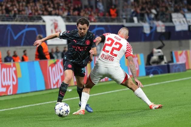 Champions League: RB Leipzig vs. Manchester City, 04.10.23 Bernardo Silva (20, Manchester City) gegen David Raum (22, RB Leipzig). Fussball, UEFA Champions League, Saison 2023 2024: RB Leipzig vs. Manchester City am 04.10.23 in der Red Bull Arena, Leipzig. DFL REGULATIONS PROHIBIT ANY USE OF PHOTOGRAPHS AS IMAGE SEQUENCES AND OR QUASI-VIDEO. Copyright: xBEAUTIFULxSPORTS JanxKaeferx