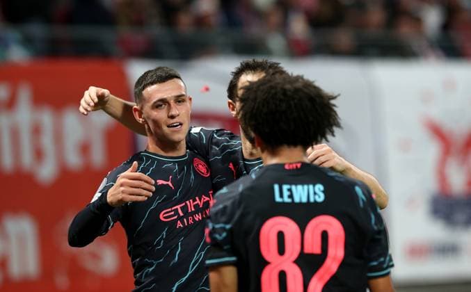 04.10.2023, Fussball UEFA Champions League 2023 2024, Gruppenphase, 2.Spieltag, RB Leipzig - Manchester City, in der Red Bull Arena Leipzig. Jubel (L-R) Torschütze Phil Foden (Manchester City) und Rico Mark Lewis (Manchester City) zum Tor zum 0:1