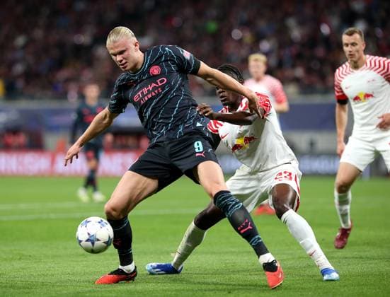 04.10.2023, Fussball UEFA Champions League 2023 2024, Gruppenphase, 2.Spieltag, RB Leipzig - Manchester City, in der Red Bull Arena Leipzig. (L-R) Erling Haaland (Manchester City) gegen Castello Lukeba (RB Leipzig)