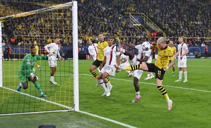 Marco Reus (Borussia Dortmund), re., scheitert knapp anj Yunus Musah (AC Mailand) 04.10.2023, Fussball Champions League, Saison 2023 2024, Vorrunde, 2. Spieltag, Borussia Dortmund - AC Mailand Dortmund Signal Iduna Park Nordrhein Westfalen Deutschland