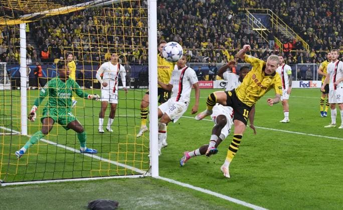 Sport Bilder des Tages Marco Reus (Borussia Dortmund), re., scheitert knapp anj Yunus Musah (AC Mailand) 04.10.2023, Fussball Champions League, Saison 2023 2024, Vorrunde, 2. Spieltag, Borussia Dortmund - AC Mailand Dortmund Signal Iduna Park Nordrhein Westfalen Deutschland