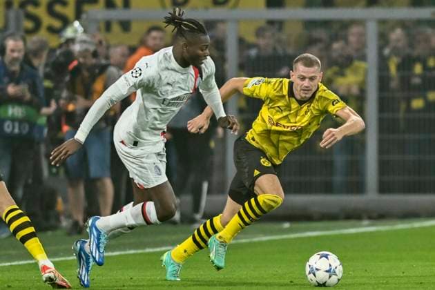 v. li. im Kampf um den Ball Rafael Leao ( 10, AC Mailand) Julian Ryerson ( 26, Borussia Dortmund) 04.10.2023 Fussball, Champions League, Borussia Dortmund vs AC Mailand, Signal Iduna Park, Dortmund, NRW Germany