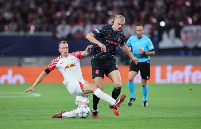 RB Leipzig - Manchester City Champions League Leipzig, 04.10.2023, Red Bull Arena, Champions League, Gruppe G , RB LEIPZIG vs. MANCHESTER CITY FC , Im Bild v.l.: Lukas Klostermann (16, RB Leipzig) gegen Erling Haaland (9, Manchester) ,