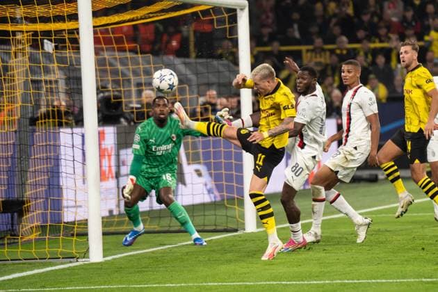 GER, Champions League BV Borussia Dortmund vs AC Mailand Milan 04.10.2023, Signal Iduna Park, Dortmund, GER, Champions League BV Borussia Dortmund vs AC Mailand Milan Im Bild: Torchance von Marco Reus (BV Borussia Dortmund, 11) Mike Maignan (AC Mailand Milan, 16) Yunus Musah (AC Mailand Milan, 80)