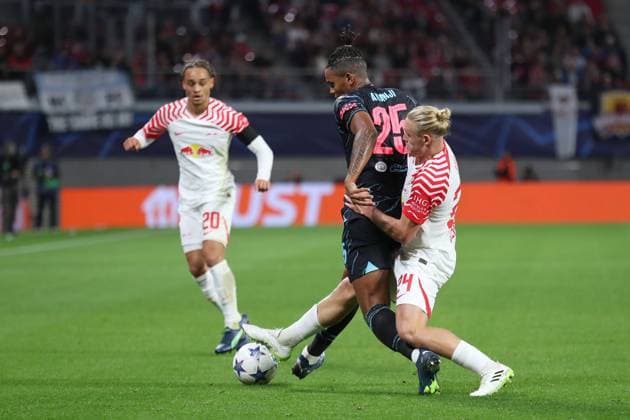 Champions League: RB Leipzig vs. Manchester City, 04.10.23 Manuel Akanji (25, Manchester City) gegen Xaver Schlager (24, RB Leipzig). Fussball, UEFA Champions League, Saison 2023 2024: RB Leipzig vs. Manchester City am 04.10.23 in der Red Bull Arena, Leipzig. DFL REGULATIONS PROHIBIT ANY USE OF PHOTOGRAPHS AS IMAGE SEQUENCES AND OR QUASI-VIDEO. Copyright: xBEAUTIFULxSPORTS JanxKaeferx