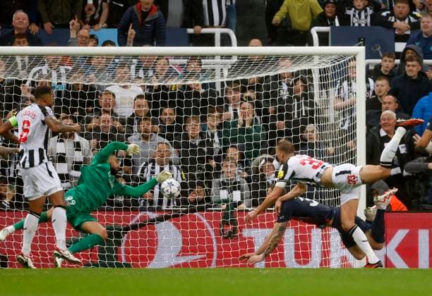 Newcastle United FC v Paris Saint-Germain: Group F - UEFA Champions League 2023 24 Dan Burn of Newcastle United scores 2nd goal with diving header during the UEFA Champions League match between Newcastle United and Paris Saint-Germain at St. James Park on October 4, 2023 in Newcastle Upon Tyne, England. Newcastle St. James Park England United Kingdom Copyright: xRichardxSellers Sportsphoto APLx 13956122