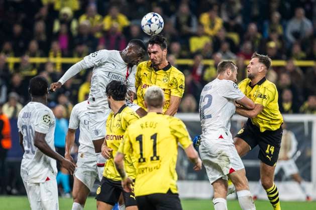 Dortmund, Signal-Iduna-Park, 04.10.23: Mats Hummels of Dortmund (R) jumps for a header during the championsleague match between Borussia Dortmund vs. AC Mailand.
