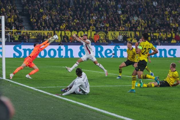 04.10.2023, Fussball, Saison 2023 2024, UEFA Champions League, Gruppenphase, Borussia Dortmund - AC Milan, v. l. +ao1+, Rafael Leao (AC Milan), Olivier Giroud (AC Milan), Dortmund Signal Iduna Park NRW Deutschland xRHR-FOTO DEx Copyright: DennisxEwert RHR-FOTOx RHR-FOTO DE