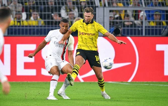 Fussball, Champions League, Deutschland, Herren, Saison 2023 2024, 2. Spieltag, Signal Iduna Park Dortmund: Bor. Dortmund - AC Mailand; Niklas Füllkrug (BVB), Malick Thiaw (ACM). Aktion UEFA REGULATIONS PROHIBIT ANY USE OF PHOTOGRAPHS AS IMAGE SEQUENCES AND OR QUASI-VIDEO