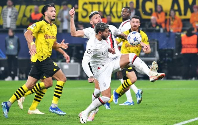 Fussball, Champions League, Deutschland, Herren, Saison 2023 2024, 2. Spieltag, Signal Iduna Park Dortmund: Bor. Dortmund - AC Mailand; Olivier Giroud (ACM) und Theo Hernandez (ACM) behindern sich gegenseitig vor dem Tor. UEFA REGULATIONS PROHIBIT ANY USE OF PHOTOGRAPHS AS IMAGE SEQUENCES AND OR QUASI-VIDEO