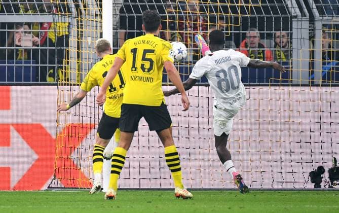 Fussball, Champions League, Deutschland, Herren, Saison 2023 2024, 2. Spieltag, Signal Iduna Park Dortmund: Bor. Dortmund - AC Mailand; Yunus Musah (ACM) rettet vor Marco Reus (BVB). Aktion UEFA REGULATIONS PROHIBIT ANY USE OF PHOTOGRAPHS AS IMAGE SEQUENCES AND OR QUASI-VIDEO