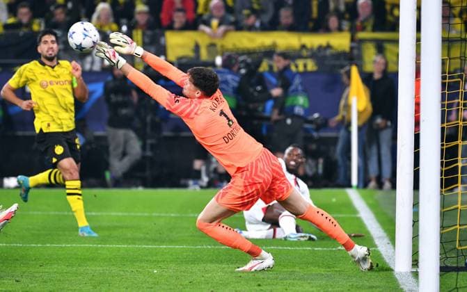 Fussball, Champions League, Deutschland, Herren, Saison 2023 2024, 2. Spieltag, Signal Iduna Park Dortmund: Bor. Dortmund - AC Mailand; Rafael Leao (ACM), Gregor Kobel (BVB). Aktion UEFA REGULATIONS PROHIBIT ANY USE OF PHOTOGRAPHS AS IMAGE SEQUENCES AND OR QUASI-VIDEO