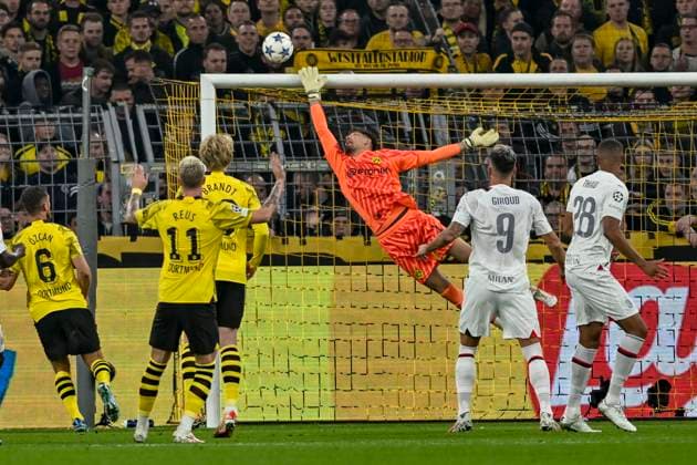 Strafraumszene, Gregor Kobel ( 1, Borussia Dortmund) pariert bei Torchance von AC Mailand 04.10.2023 Fussball, Champions League, Borussia Dortmund vs AC Mailand, Signal Iduna Park, Dortmund, NRW Germany