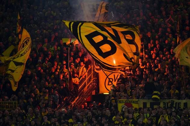 Champions League - Borussia Dortmund - AC Mailand am 04.10.2023 im Signal Iduna Park in Dortmund Fans aus Dortmund zuenden bengalisches Feuer.